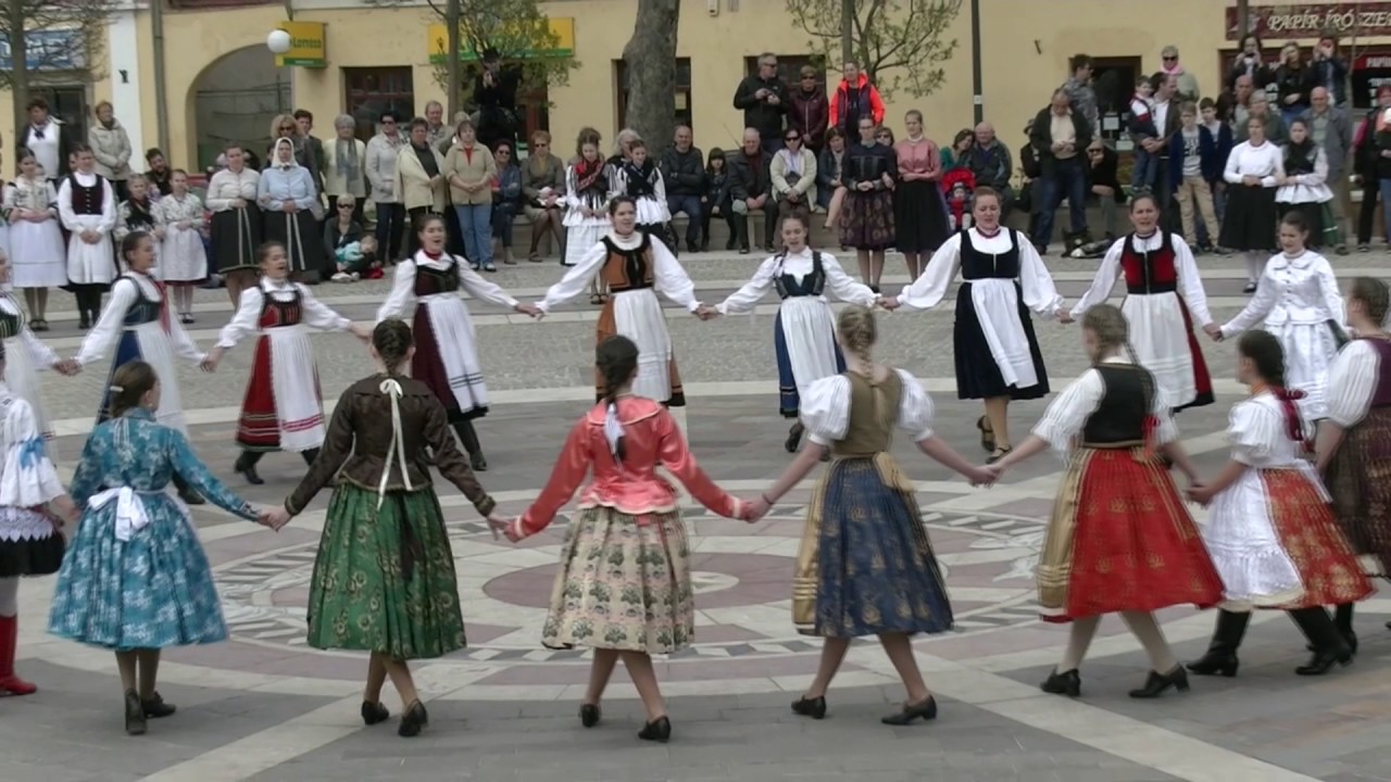Böjti karikázó