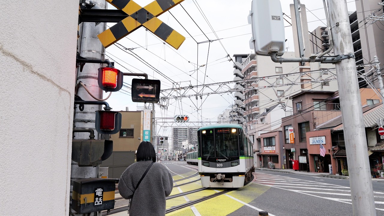 列車が道に出てくる場所にある踏切　びわ湖浜大津