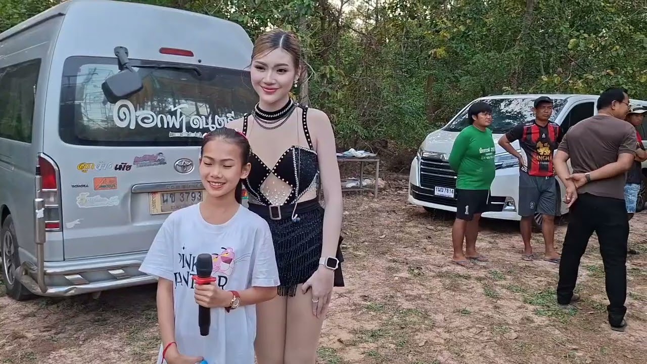 ธิดาลาวมาขึ้นเวทีนำพี่ข้าวฟ่างที่บ้านเสารีก อ.พนา #บ้านศรีวิไล #เคศรีวิไล #ธิดาลาวศรีวิไล 