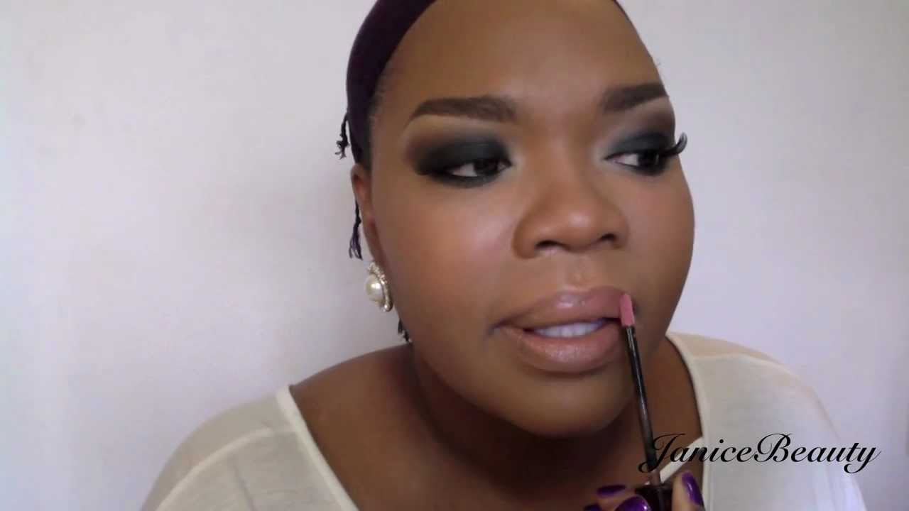 Maquillage Smoky noir /Lèvres Nudes