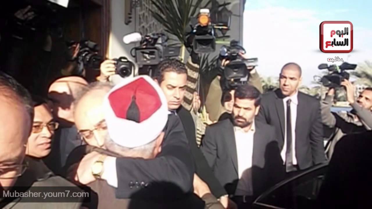 وزير خارجية إيران يقبل رأس شيخ الأزهر