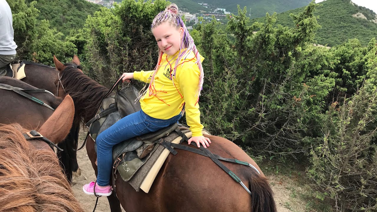 Алиса первый раз верхом на лошади! Конные прогулки/Horse rides/AlisaSever VLOG