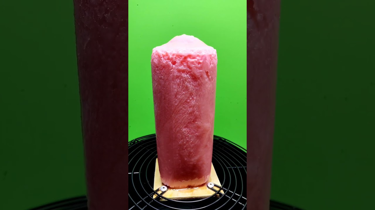 Так тает замороженный клубничный мажитэль.This is how frozen strawberry majitel melts #shorts
