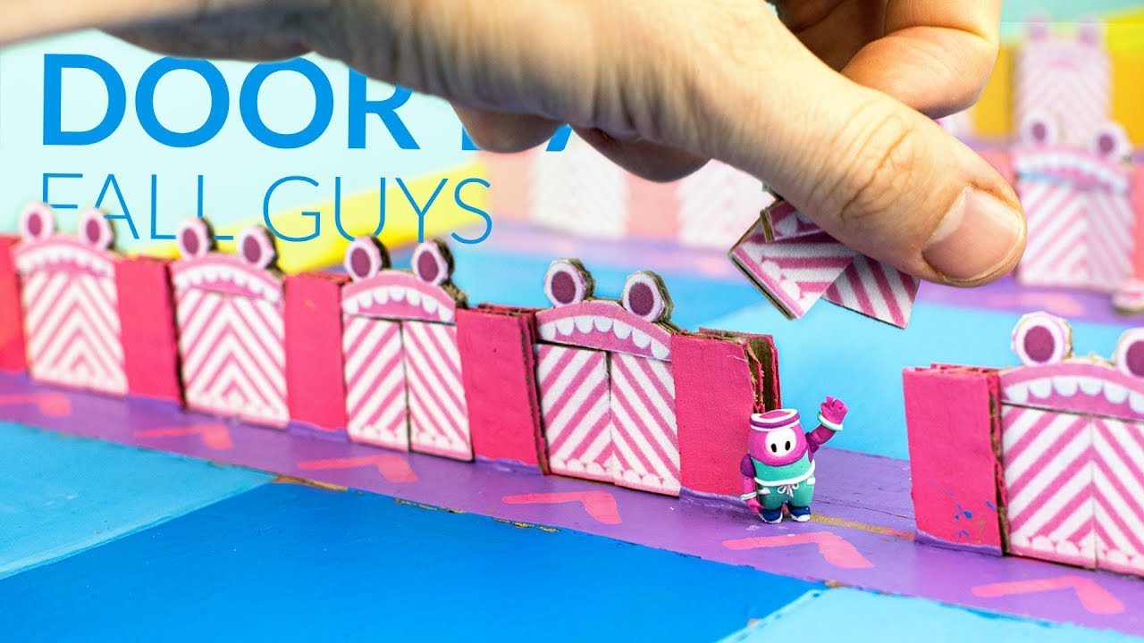 Играю в Fall Guys Door Dash за своим столом – с конфетками Tic Tac, картоном и глиной.