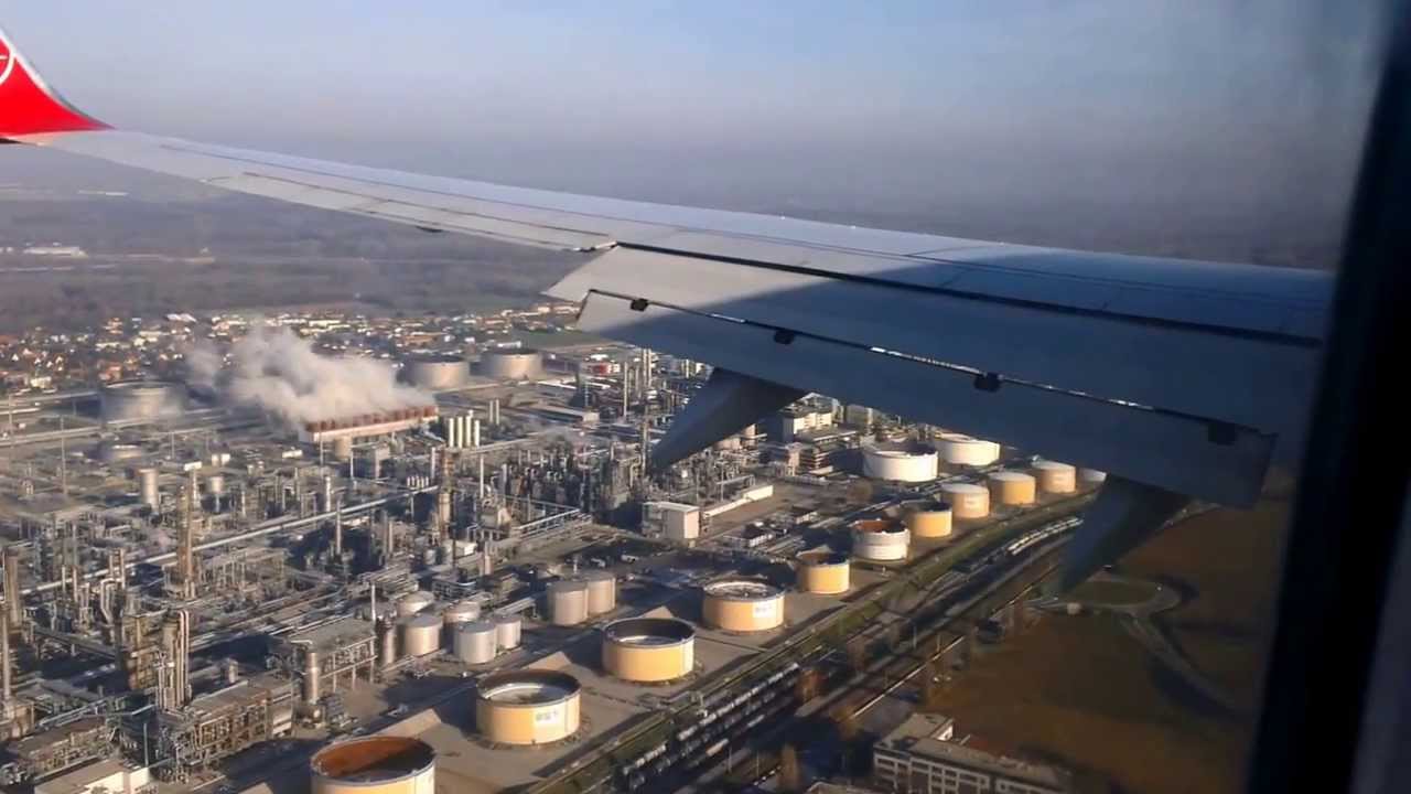 Approach & Landing @ Vienna Int. Airport (nice view over the city of Vienna) (HD)