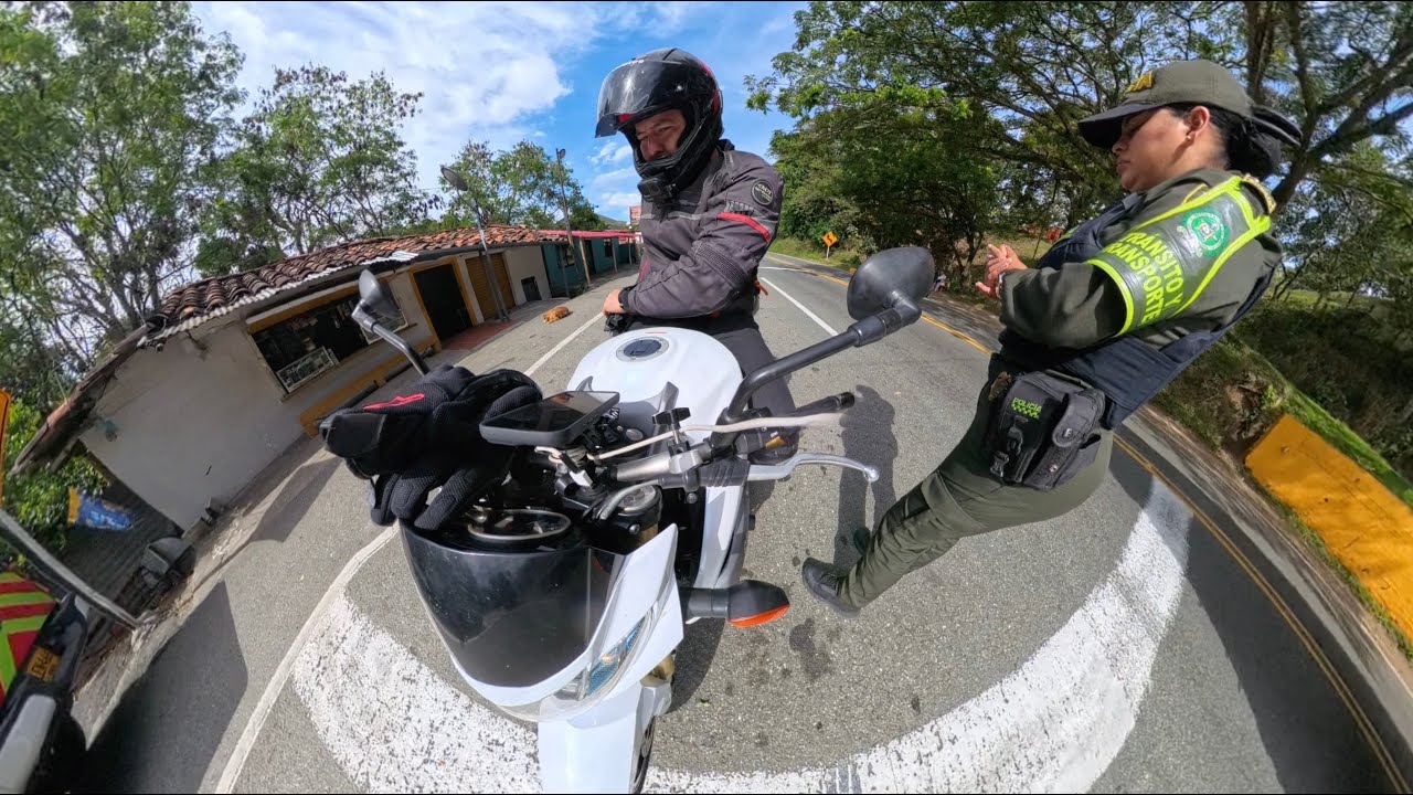 La POLICÍA me DETIENE en CARRETERA… Mi SUZUKI 750 sonaba DEMASIADO 🔥😳