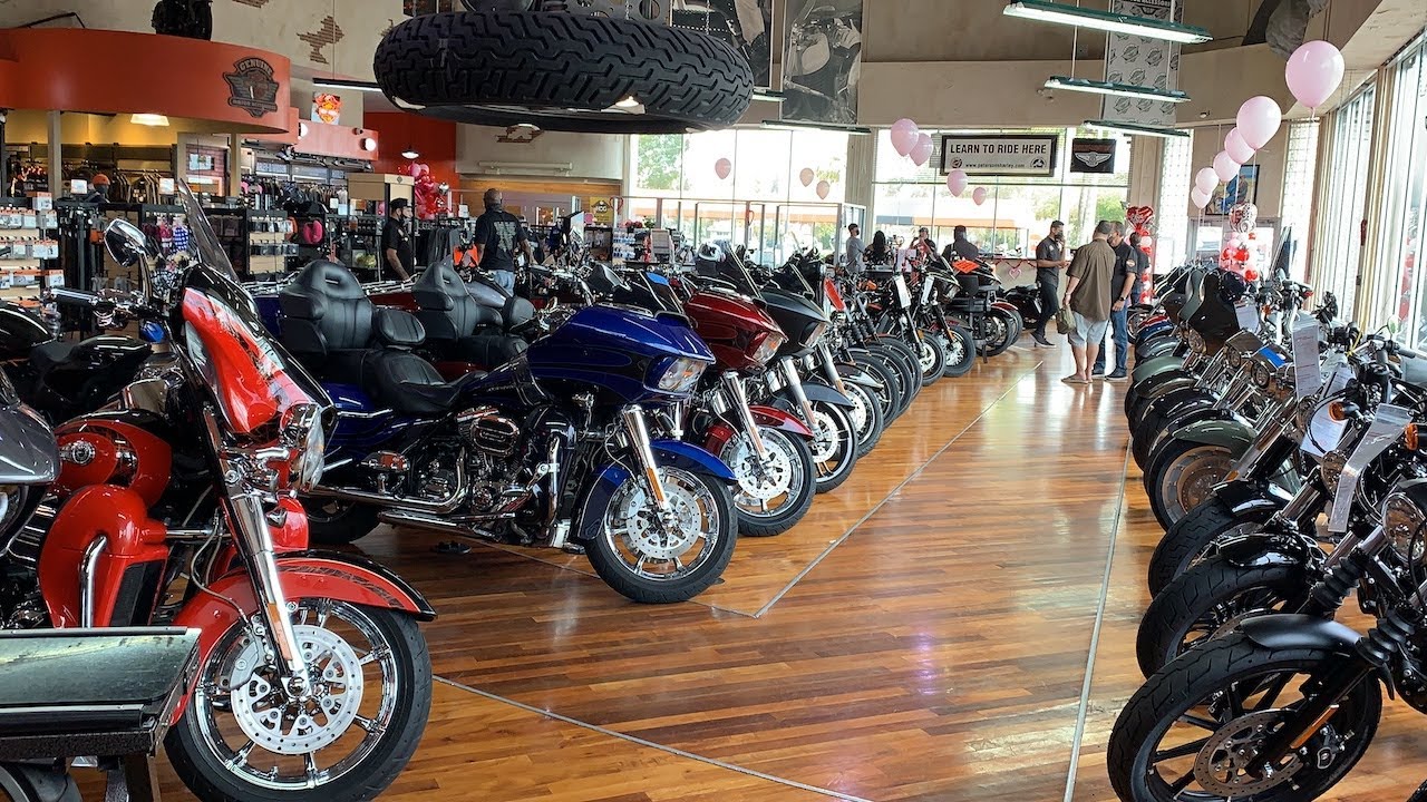 Посещение дилерского центра Harley Davidson в Майами: мотоциклы Road Glide, Street Glide и другие...
