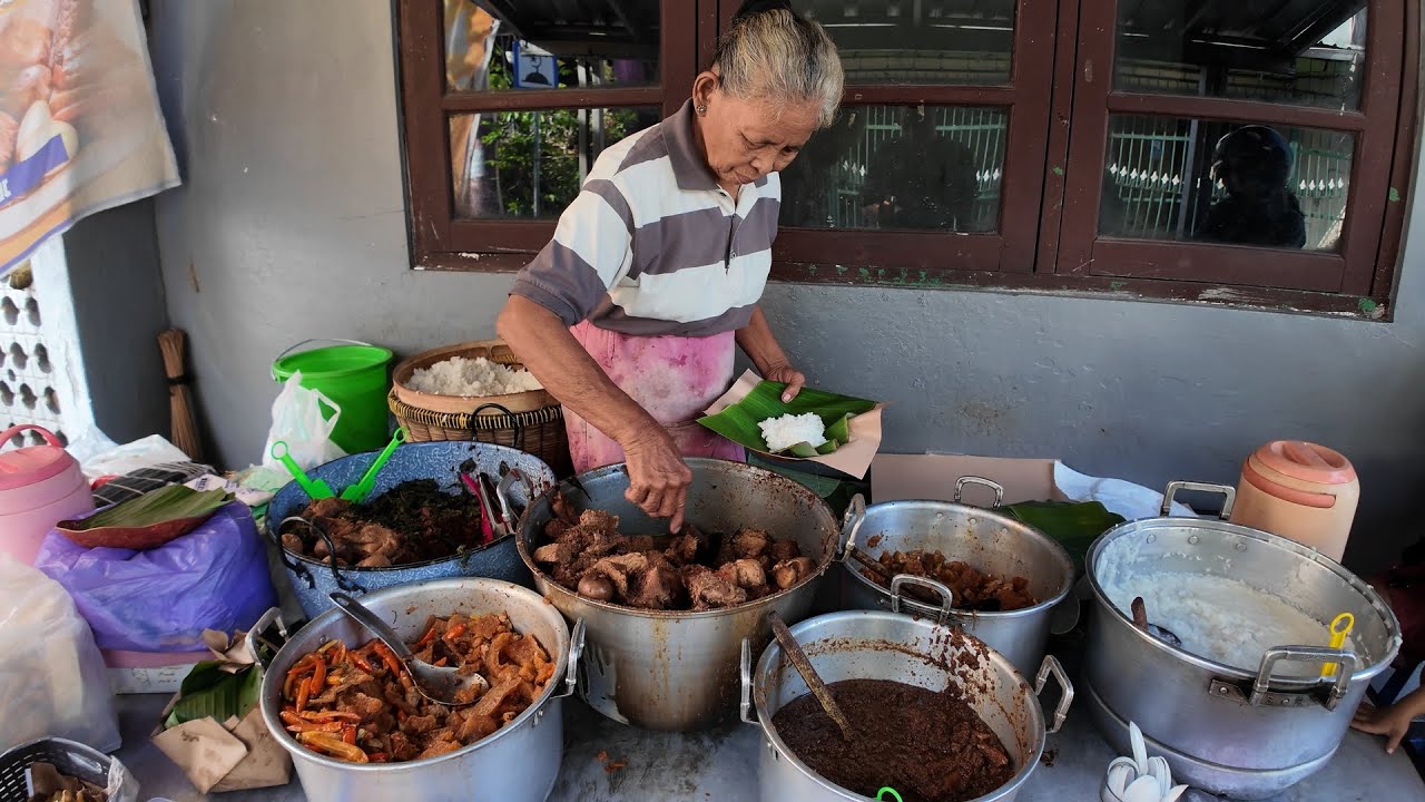 BUKA 06:30 EH 06:12 SUDAH ADA YANG ANTRI DI GUDEG YU MENIL BEJI PAKUALAMAN ... TERNYATA SEJAK 1975