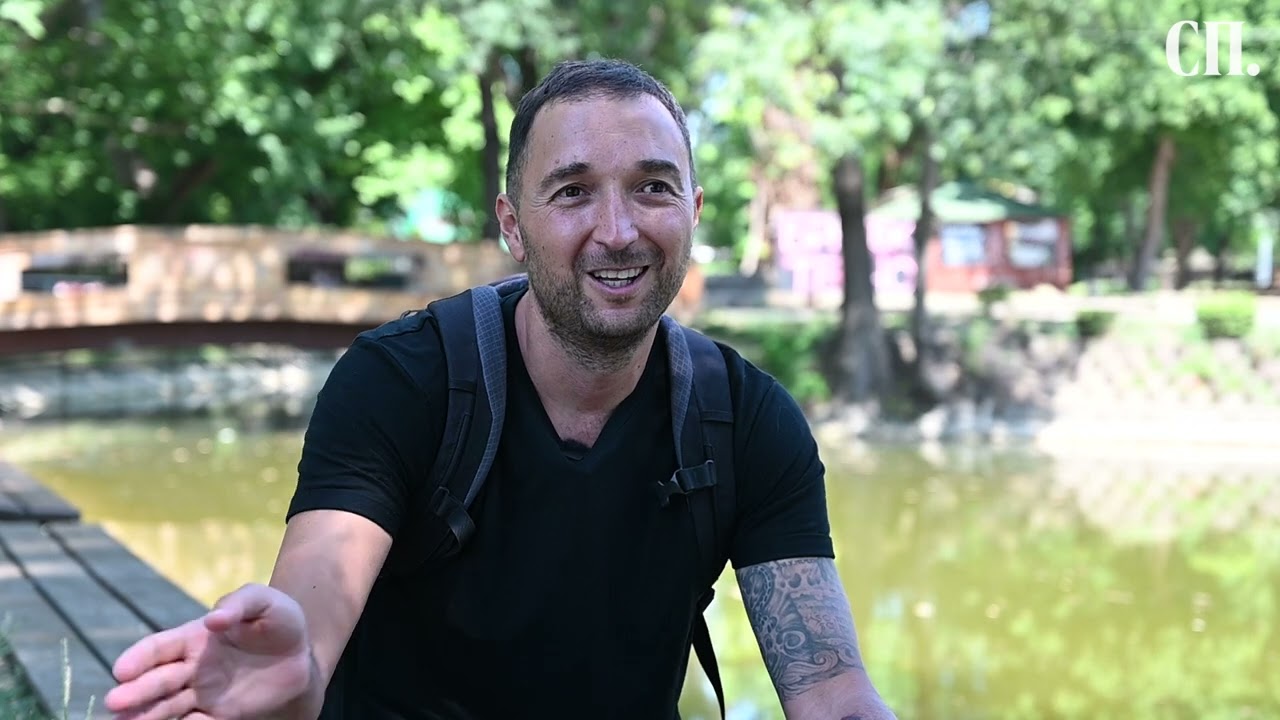 Тапшанов со сопругата која ја запознал на Хималаи и мало дете патува по светот