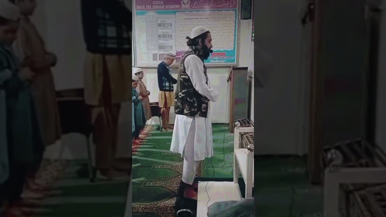رمضان المبارک میں تراویح پڑھاتے ہوئے