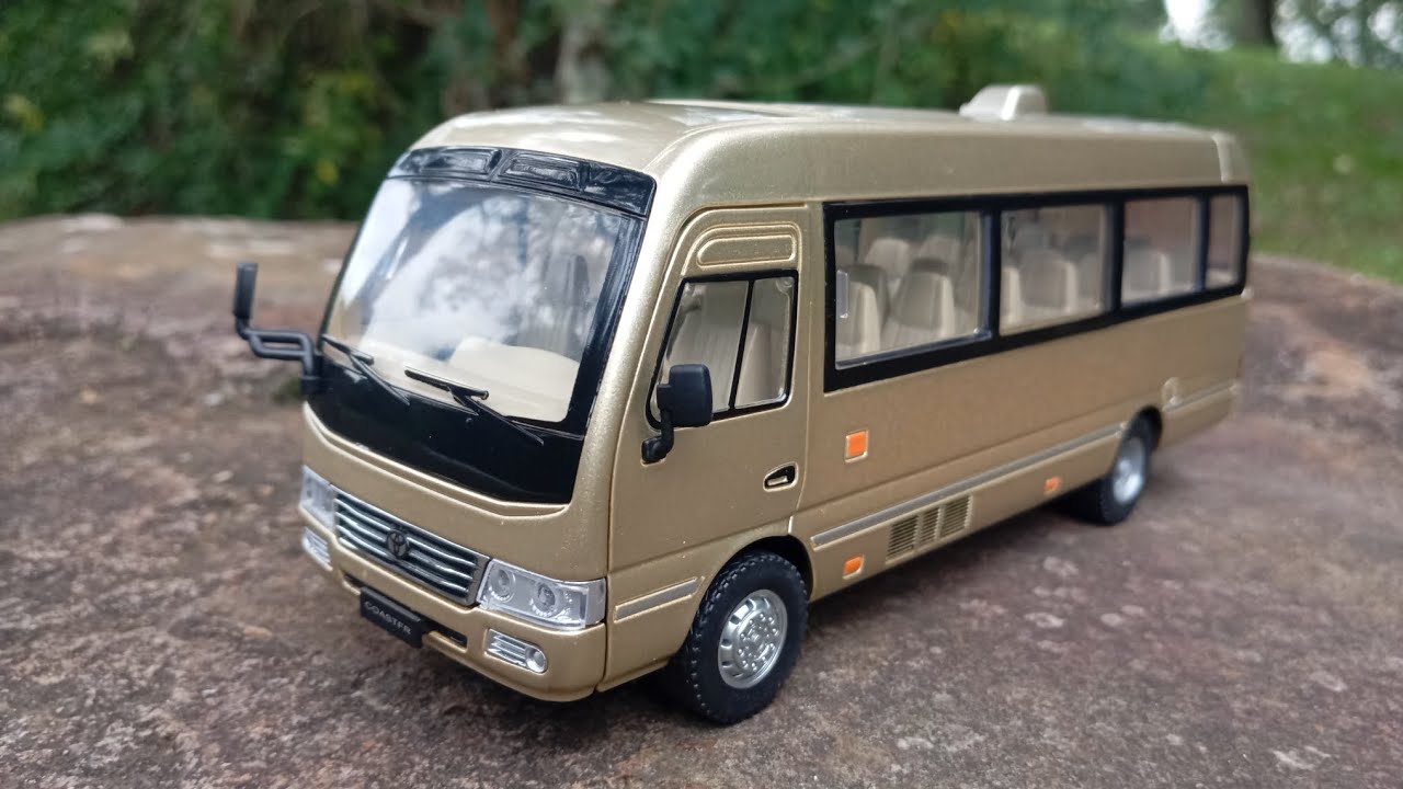 Miniatura do ônibus Toyota Coaster escala 1/24 Miniauto 