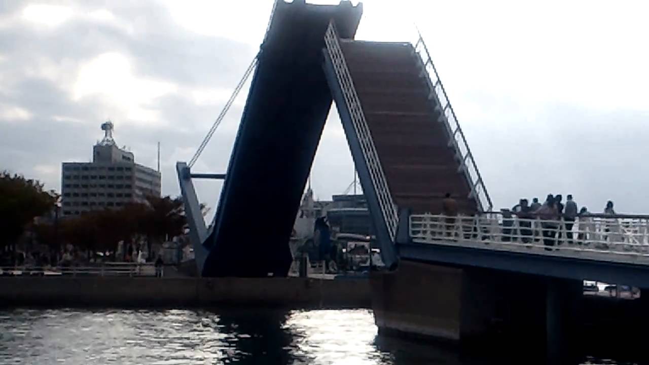 門司港レトロ ブルーウイングもじ 開橋