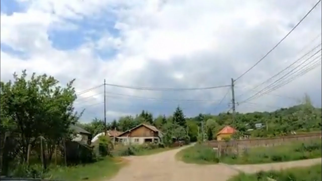 În satul ăsta s-a mutat Cheloo de la Paraziții. Multe vedete au ales viața la țară
