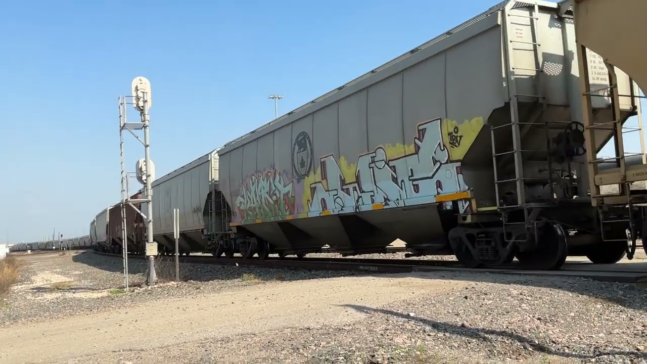 CP 9833 leads a grain train with an engineer crew wave with @Railfanlukin  in Houston Texas!!!