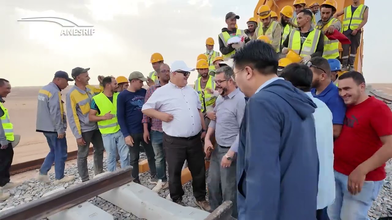 Alg&eacute;rie: pose de la derni&egrave;re travers&eacute;e d'un tron&ccedil;on de 135 km de la ligne ferroviaire Tindouf-B&eacute;char