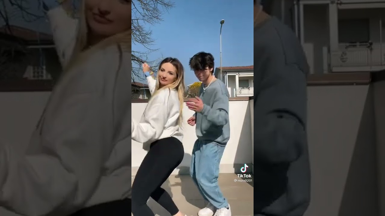 Mura tocca il 🍑 di Aurora