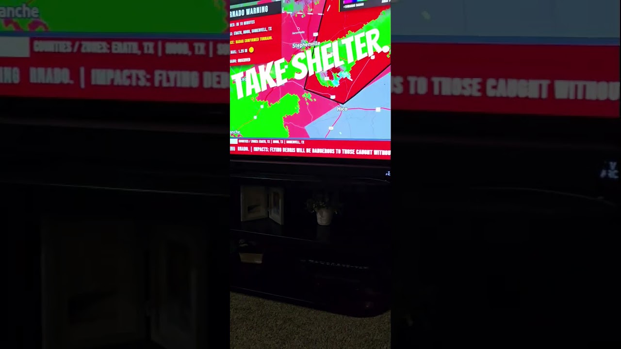 when &lrm;⁨@RyanHallYall⁩&nbsp; says take shelter. 😆 #viralvideo #tornado #bengal #trendingshorts #viral