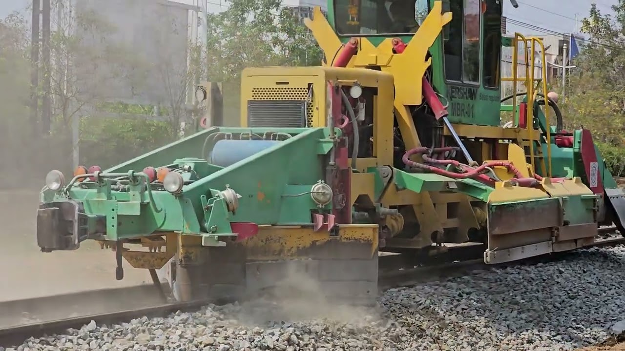 งานเกลี่ยหินซ่อมบำรุงทางรถไฟสายกาญจนบุรีที่ถนนทรงพล ballast regulator 