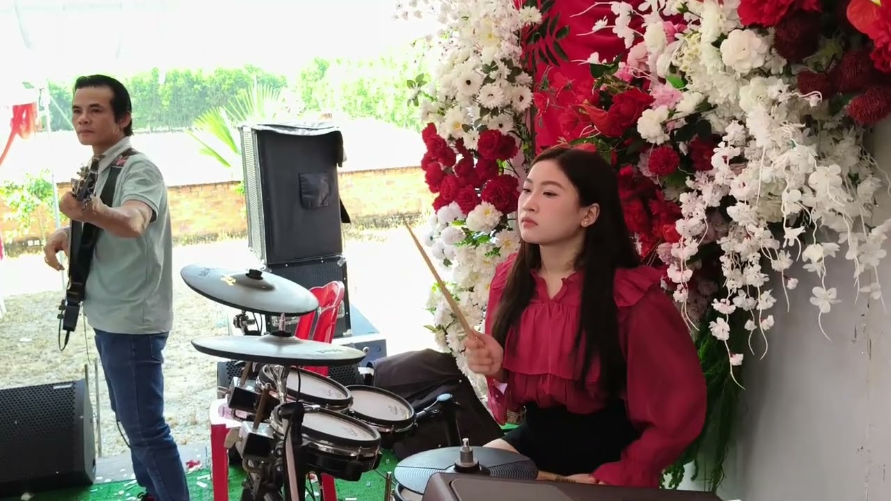 Nửa Vầng Trăng Remix Cực Cháy Sân Khấu | Ni Ni Drum