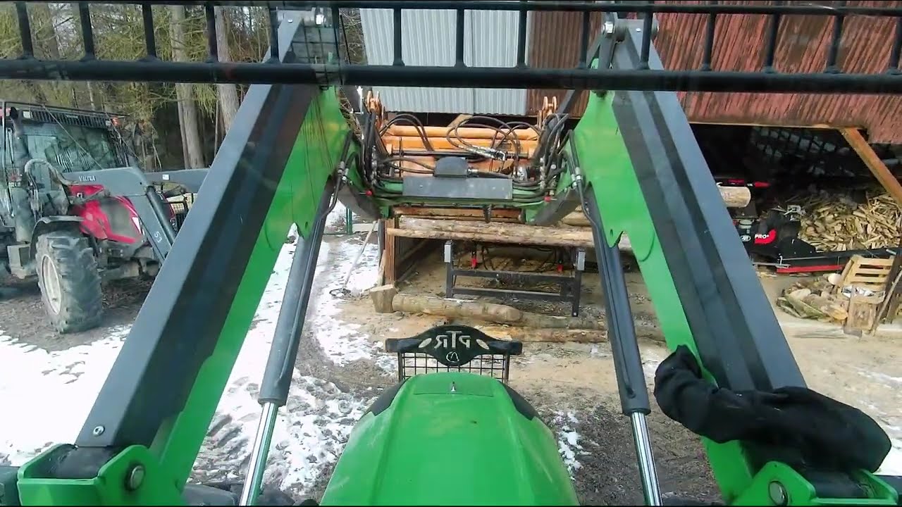 Práce v lese: štípačka a plný valník