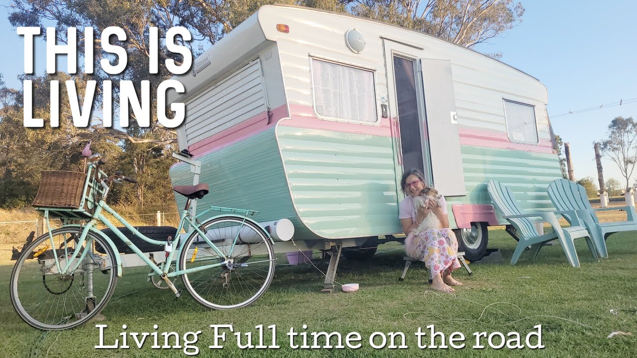 Постоянное проживание в дороге в винтажном фургоне. Блэкбатт, Квинсленд.