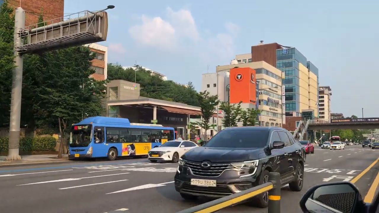 Driving SW across Hannam Bridge away from central Seoul, South Korea, 2024-07-13