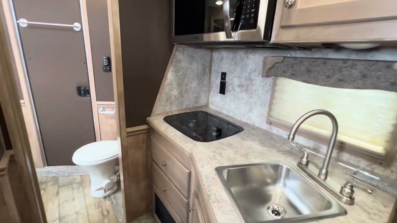 2025 Merhow 2Horse w/living quarters!