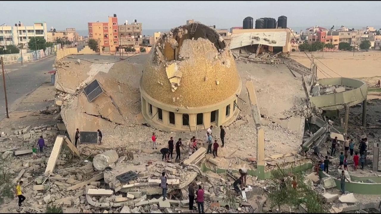 Gli abitanti di Gaza tra le macerie: case e una moschea distrutte dopo l'attacco aereo israeliano