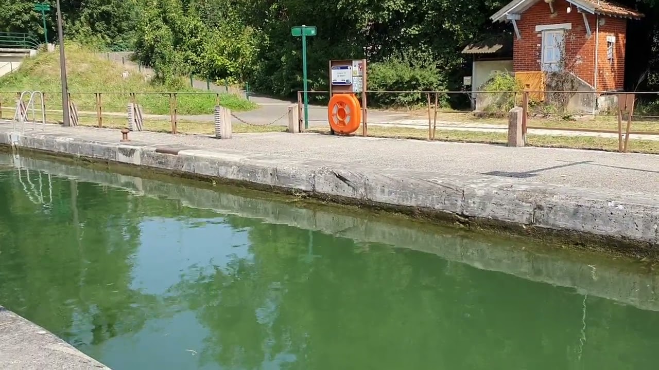 🚤 Le passage d’un bateau dans l’écluse du Loing — Boat entering the Loing lock