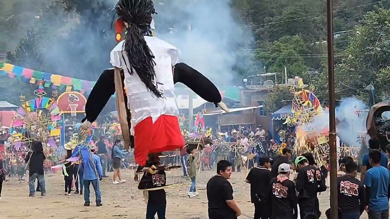 Quema de fuegos pirotécnicos en Huaxolotipac | Calenda