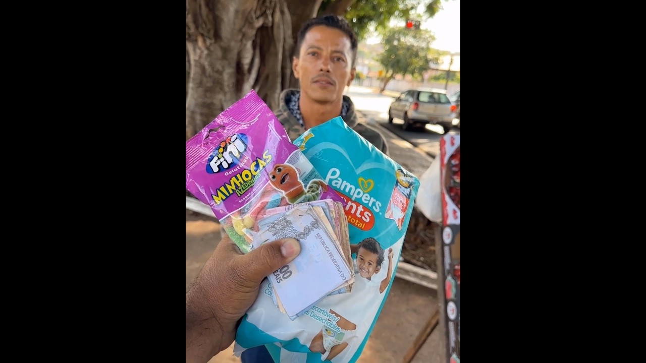 Milionário gentil dá bolo de dinheiro a um humilde vendedor de Frutas Ele Começa a Chorar