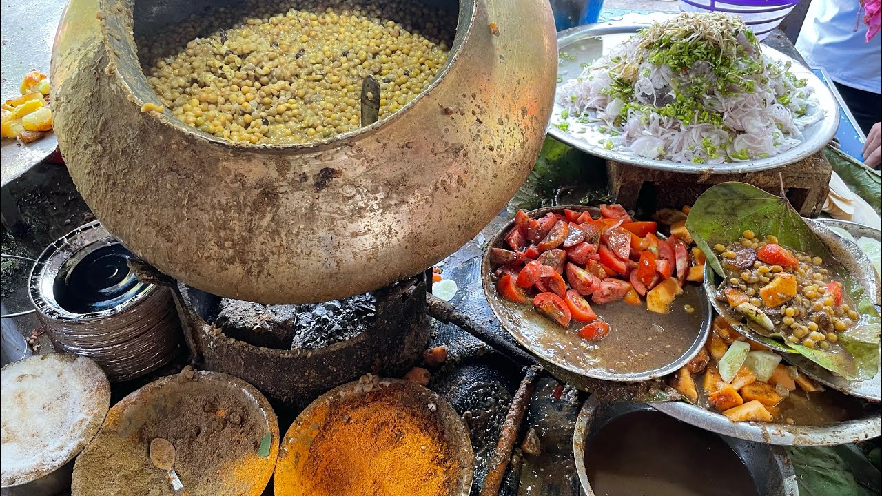 Ram Charan Ki Famous 32 Masale Wali Roomali Matar Chaat aur Cream Wali Dal || Indian Street Food