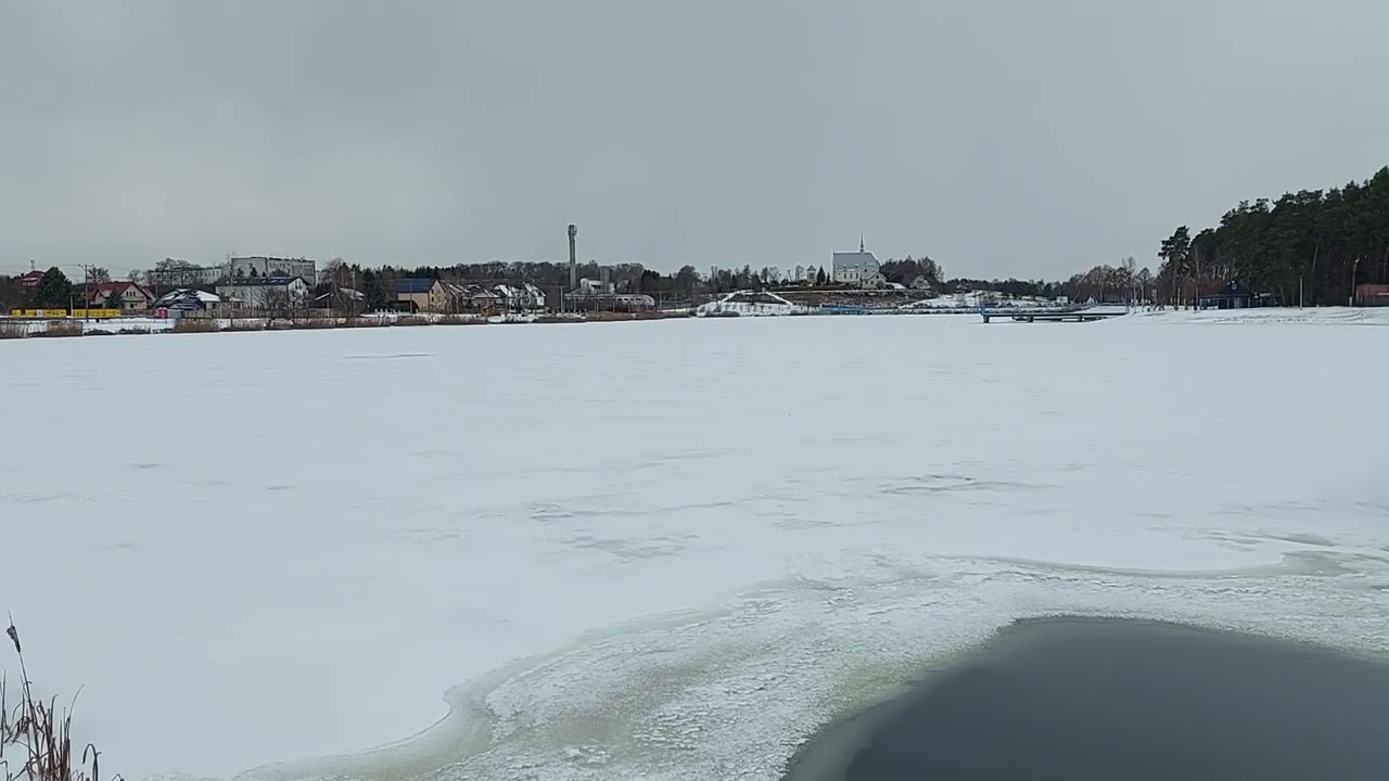 Zalew w Morawicy w śnieżnej odsłonie