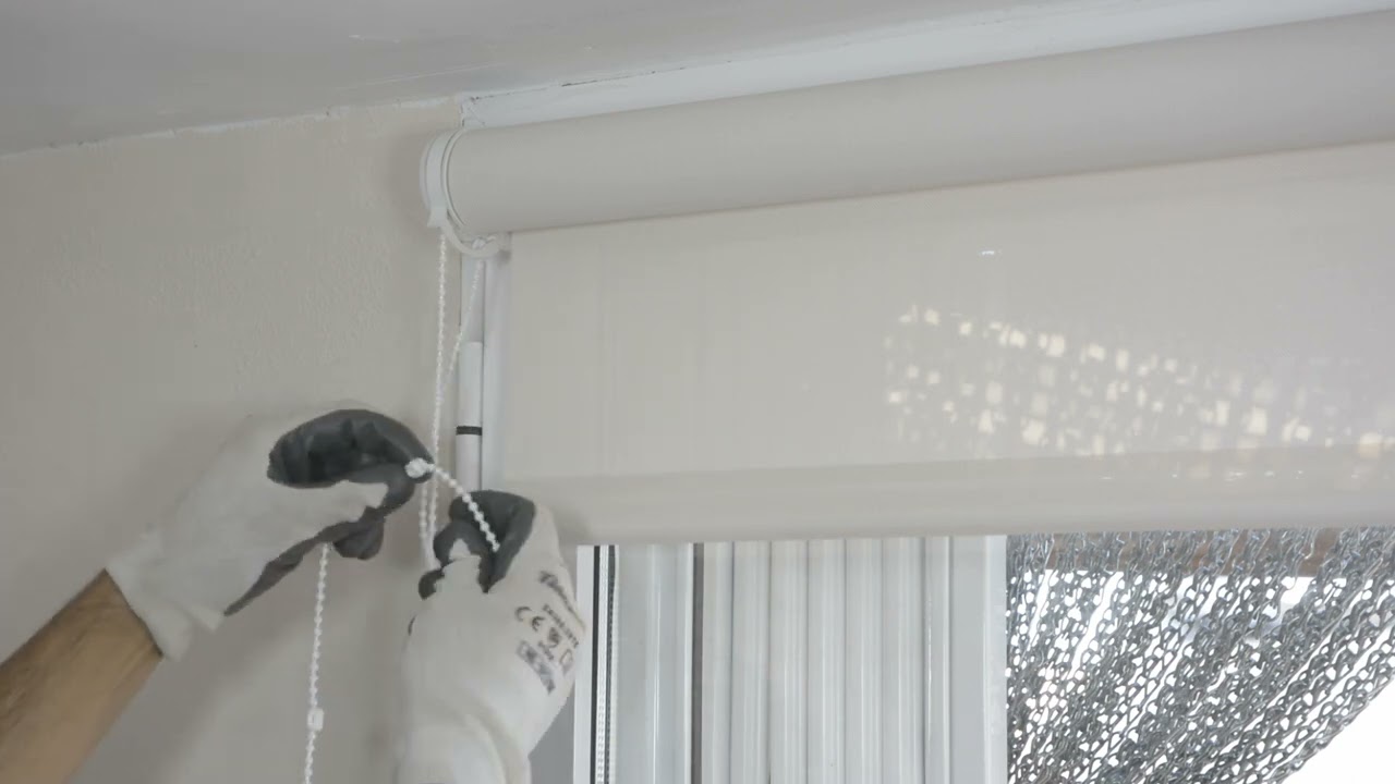 Qué son y para qué sirven el empalme y los topes de cadena de un estor enrollable