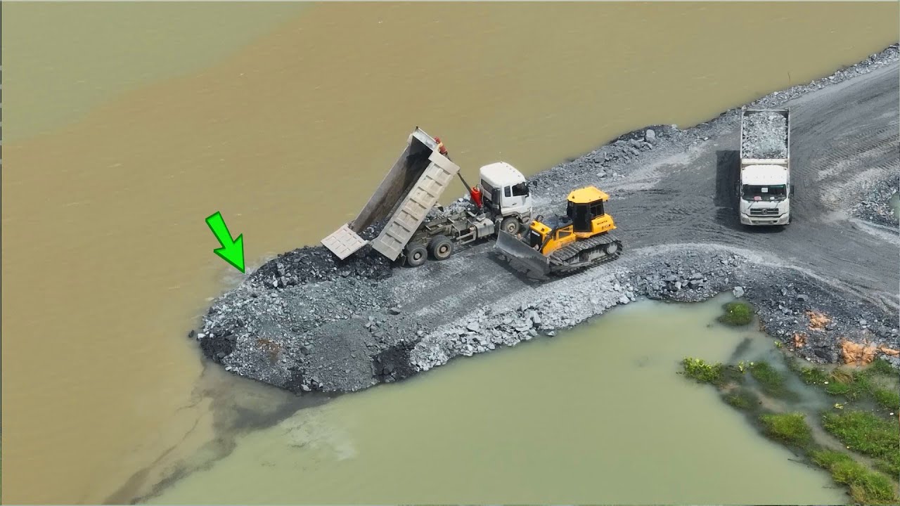 UP Project Lake Cleaning Filling Stone By Work dozer SHANTUI Push Stone I Lake , Dump Truck 25Ton