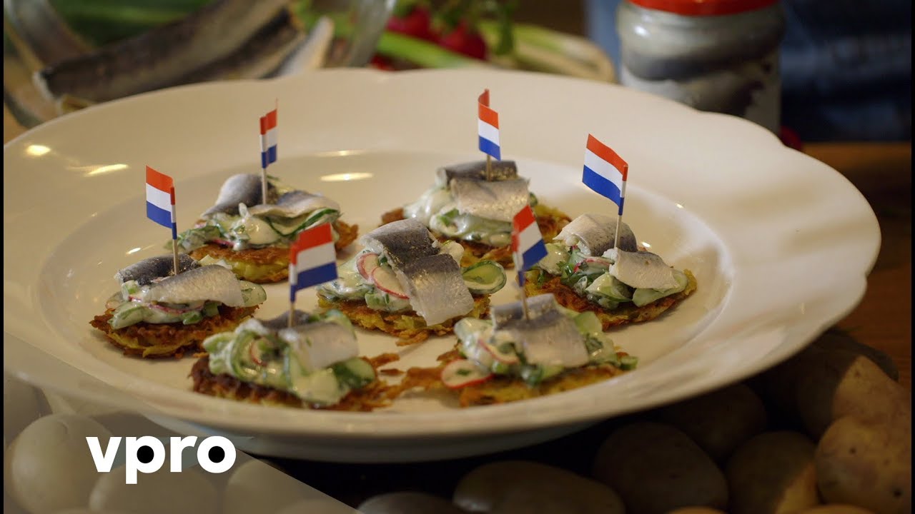 Recept: Salade van radijs en skyr (of kwark) met zure komkommer, zure haring & aardappelkoekjes