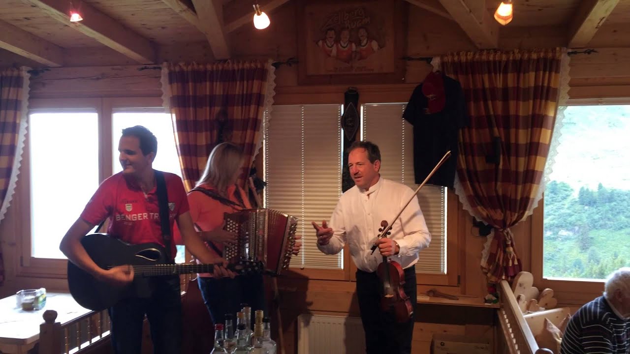 Alexandra Schmied im Almstüberl der Zellberg Buam (Zillertaler Höhenstraße)