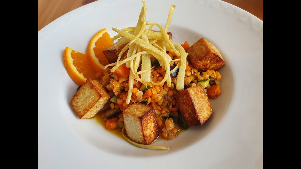 Rotes Linsengemüse mit Orangensoße und Tofu