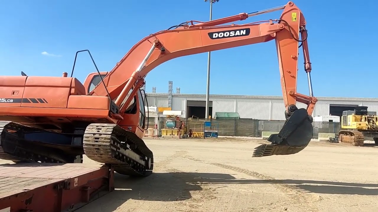 Placing doosan Dx225 hydraulic Excavator in flat rack container.