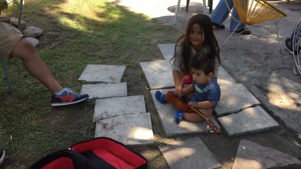 Damián 1er añito escuchando música en vivo por primera vez 