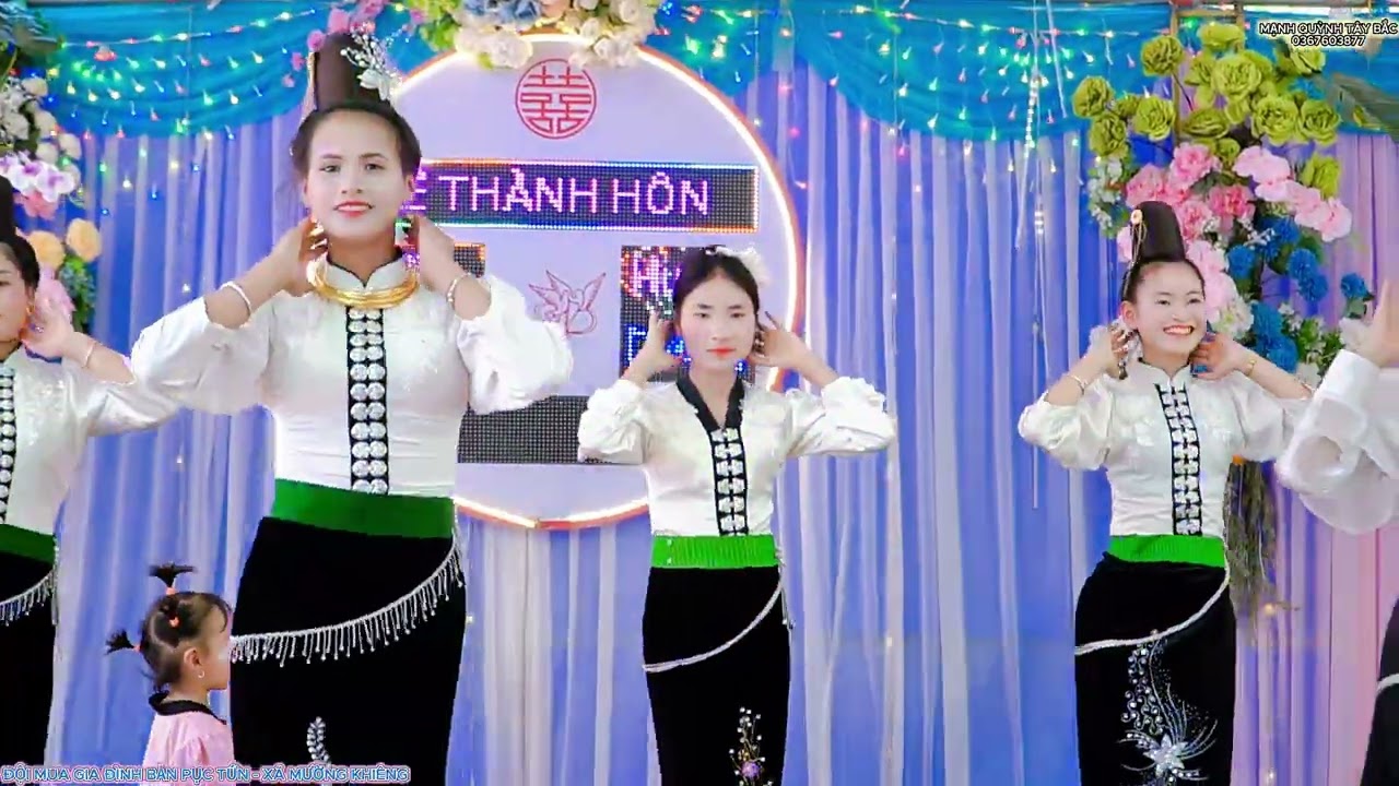 ĐỘI MÚA GIA ĐÌNH XINH ĐẸP LÀM NÁO NHIỆT CẢ KHÁN PHÒNG CƯỚI VÌ QUÁ MÚA DẺO