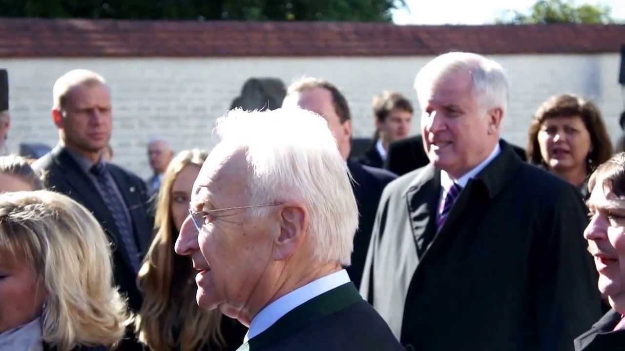 25igster Todestag von  Dr. Franz Josef Strauß  in Rott am Inn.  Ministerpräsident Seehofer  legt ein