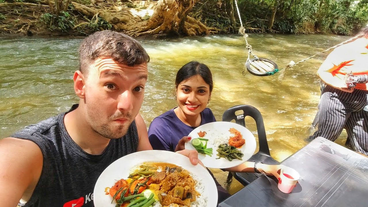 Lunch IN the River In Malaysia (Gulai Batang Pisang)  - Traveling Malaysia Ep. 119