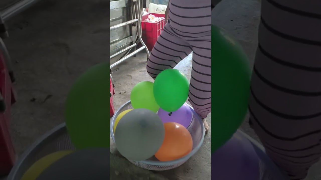 Trò chơi kẹp bóng về đích đầy hấp dẫn, đội thắng sẽ được thưởng 300k_đội thua sẽ bị phạt ăn cóc chua