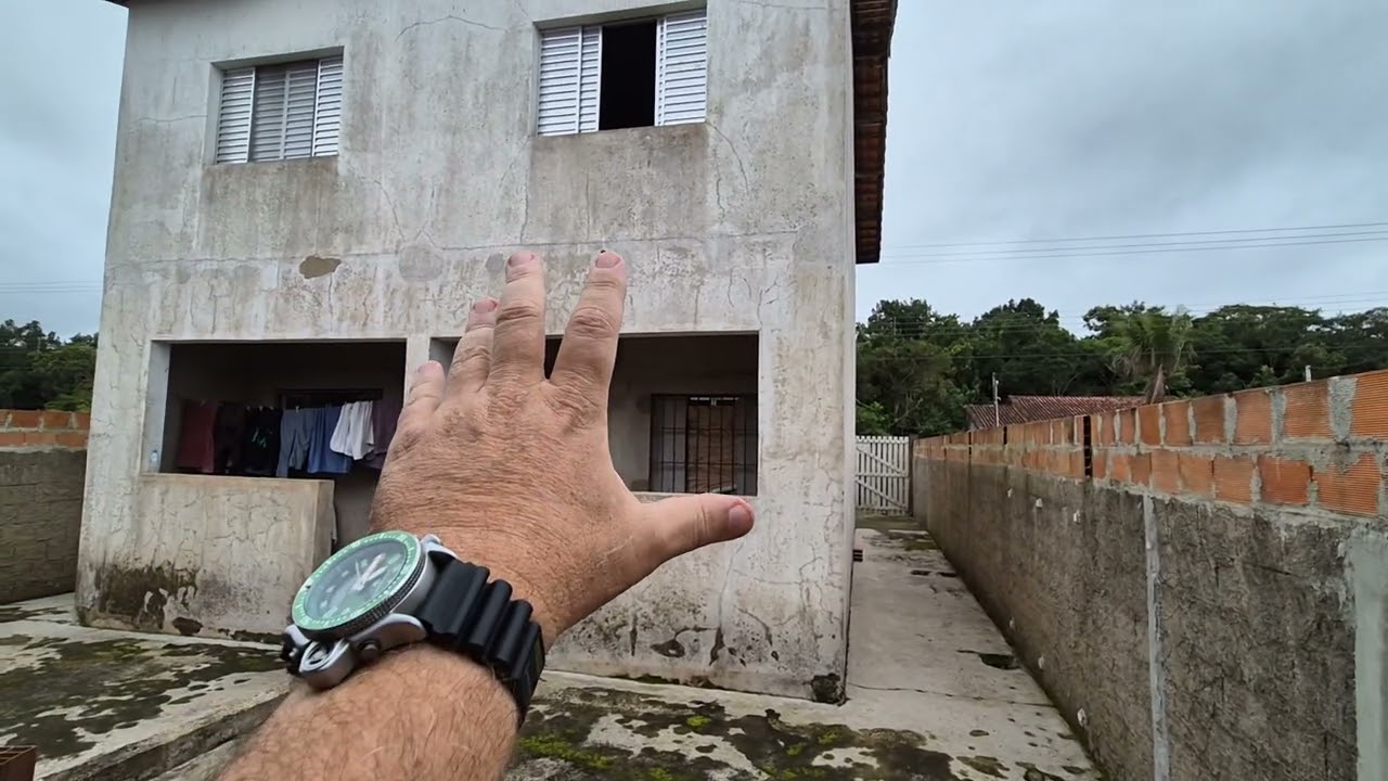 Dois sobrados em Peruíbe, pelo preço de um.