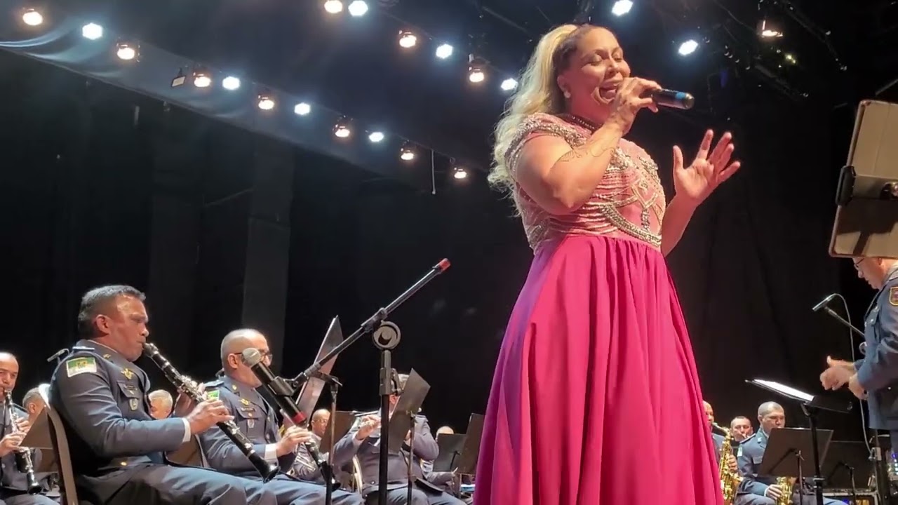 Apresentação de Viviane Sagres interpretando Whitney Houston no aniversário  da CPMUS.PMRN