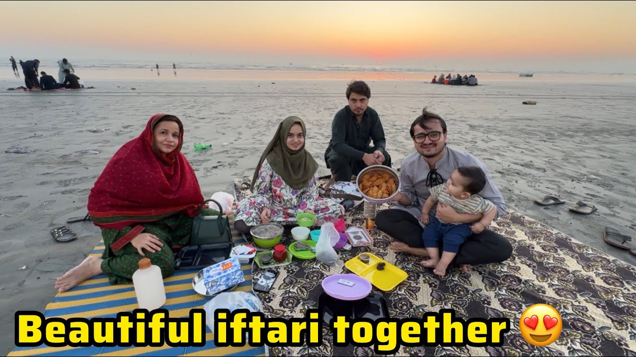Aj hum ny seaside iftar karli beautiful view k sath😍