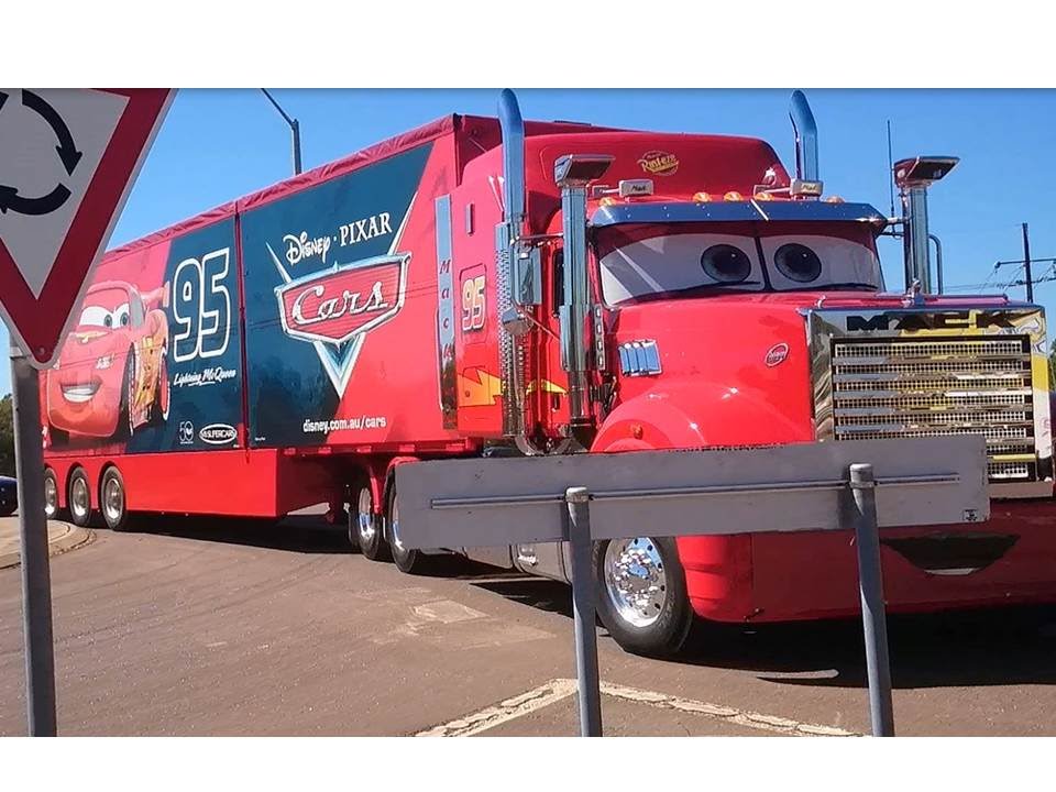 V8 SUPER CARS BIG RIG CONVOY PULL INTO HIDDEN VALLEY 2015
