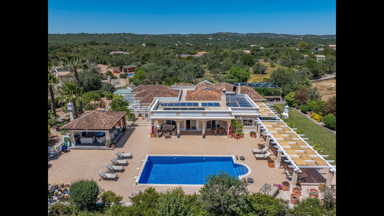 Luxury living in Algarve: spacious 4-bedroom villa with gym, office and exterior tv-room