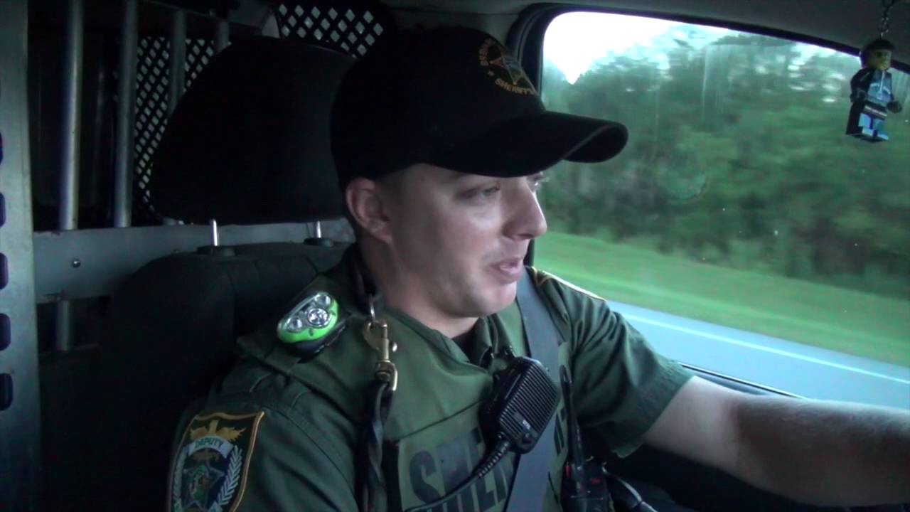 Работаю водителем патрульной машины в офисе шерифа округа Бревард.